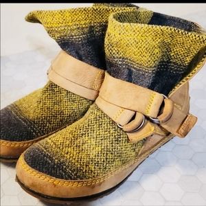 Sorel Black and yellow Boots